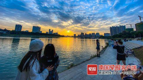 ▲邕江边，市民在欣赏日落。 南国早报见习记者 游拥军 摄
