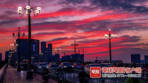 ▲1月11日傍晚，南宁市出现惊艳“火烧云”，图为邕江大桥景色。 南国早报见习记者 游拥军 摄