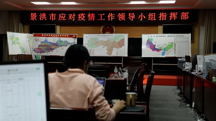 深夜的指挥部灯火通明。杨佳杰 摄