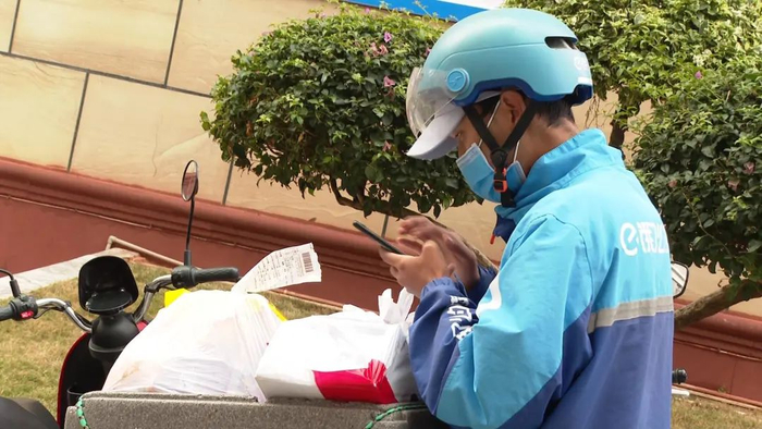 王科伟正在准备配送。廖显春 摄