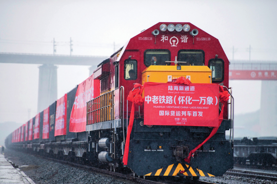 ▲ 2022年1月6日，开往老挝万象的中老铁路（怀化—万象）国际货运列车在湖南怀化国际陆港准备发车 陈思汗摄/本刊