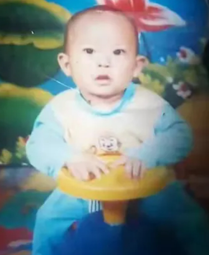 ▲ 夏先菊一直随身携带着杨家鑫百天的照片。受访者供图