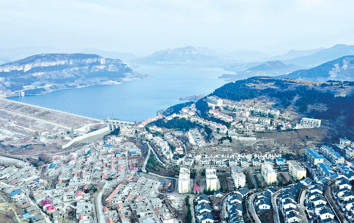 图为卧虎山水库旁的杨而村别墅区。记者 王文志 摄