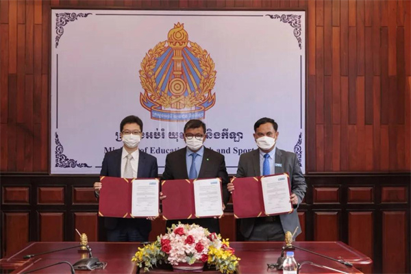 签字仪式在教育部长洪尊那隆博士见证下举行