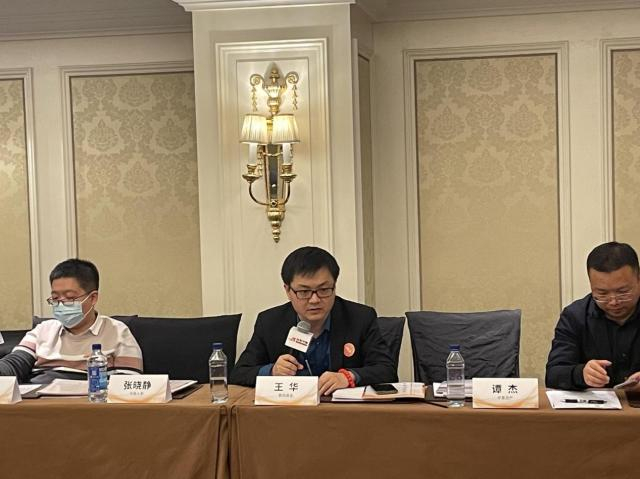 ▲鹏扬基金总经理助理兼固定收益总监? 王华（中）