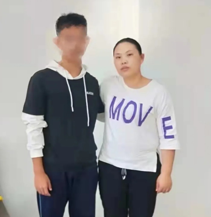 ▲ 夏先菊和儿子杨家鑫在见面会上合影，这是杨家鑫被拐后，他们之间的唯一一张合影。受访者供图