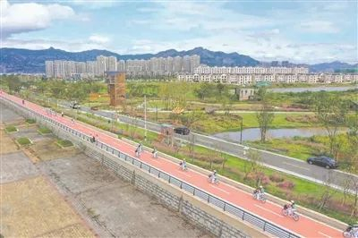 七都岛南岸环岛沿线成市民休闲露营的网红打卡点。杨冰杰 苏巧将 航拍