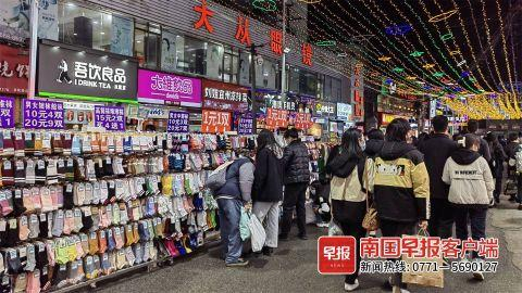 ▲夜晚的农院路化身购物“天堂”。南国早报客户端见习记者 黎伊玮 摄