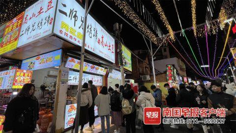 ▲农院路上一些美食店客源不断。南国早报客户端见习记者 黄睿 摄
