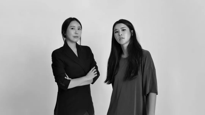 WE11DONE创始人Dami Kwon（左）和Jessica Jung（右）