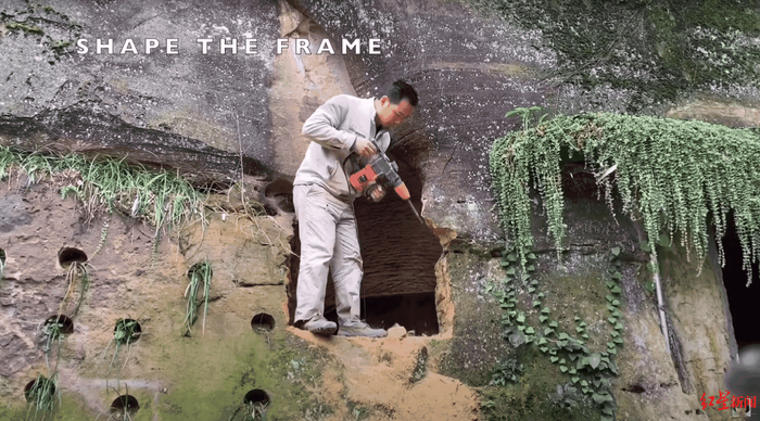  ▲邱中虎在石壁上凿石屋。图为其所发视频截图