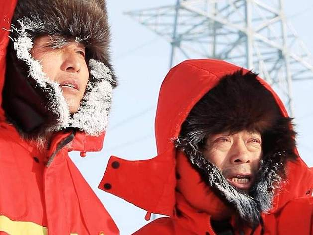 ▲严寒也无法阻挡他们进行电网运维护的脚步。