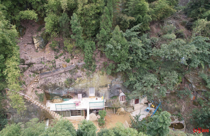  ▲邱中虎在石壁上凿的石屋。