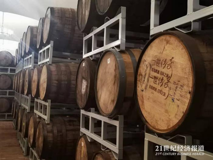 青岛啤酒百年酒窖里的北美威士忌旧桶 文静/摄