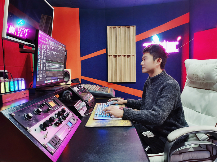 童思瑜在工作室编曲