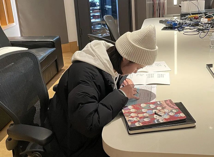 歌曲录制当天樊益妃在检查文案