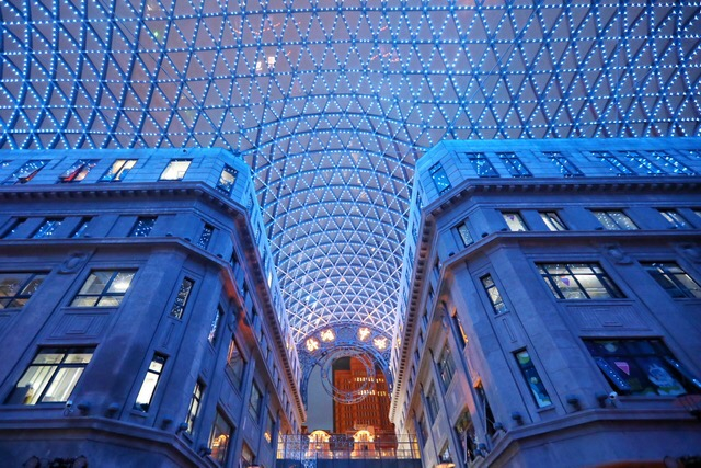 外滩·中央凭借玻璃穹顶成为新的网红打卡地标，并且创造了新的社交空间