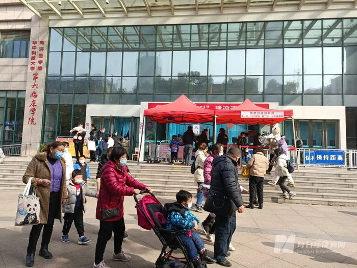 武汉儿童医院门诊楼出入口 图片来源：每日经济新闻 张明双 摄