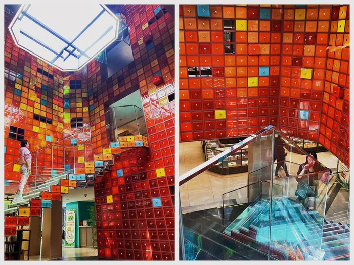 豫园商圈内的老字号童涵春堂通过空间创新，把经典百眼橱变成网红打卡地