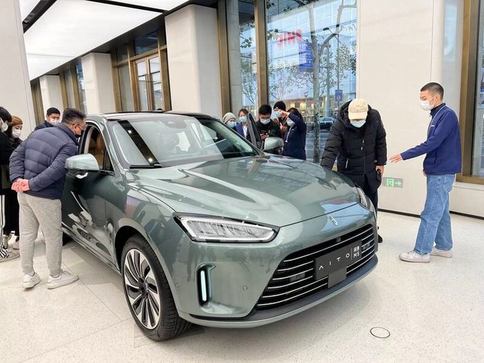 搭载华为HarmonyOS智能座舱的智能汽车欢迎消费者体验