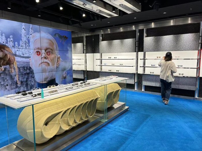 二楼的眼镜柜台与各种艺术装置结合在一起