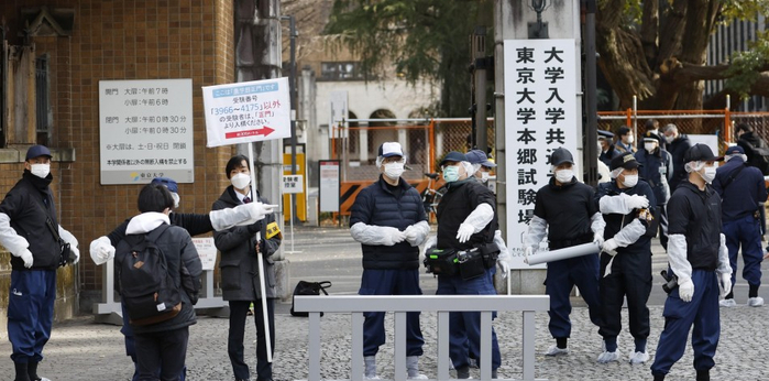 △ 东大附近调查持刀伤人事件的警方办案人员（图片来源：共同社）