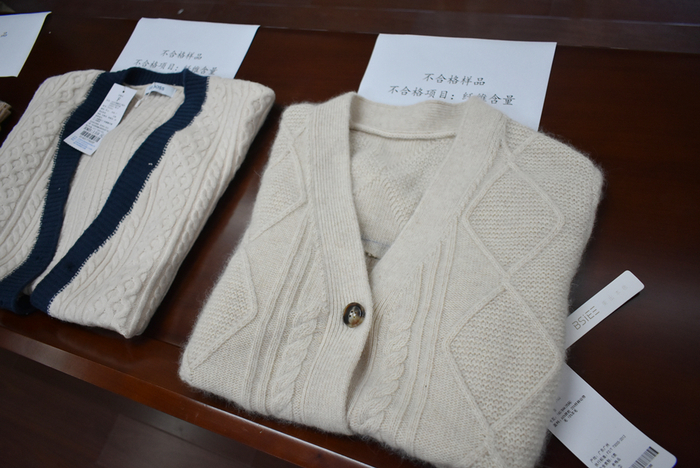 不合格羊毛衫、羊绒衫图示。资料图片
