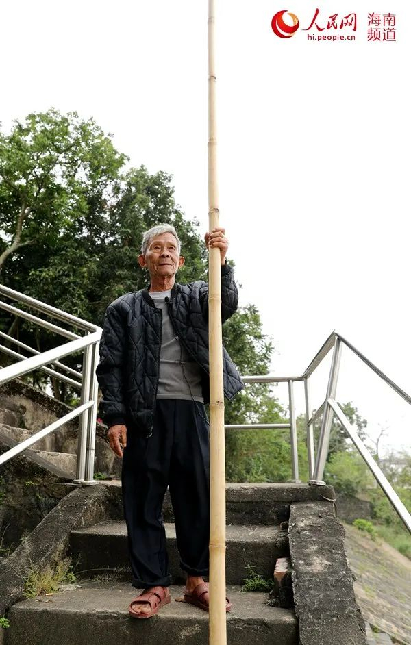 十年如一日，魏文贤老人在万泉河边巡逻。人民网 符武平摄