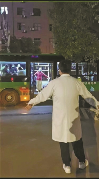     刘雪雨和丈夫金鑫短暂的隔空拥抱，在冬夜让无数人“破防”。视频截图