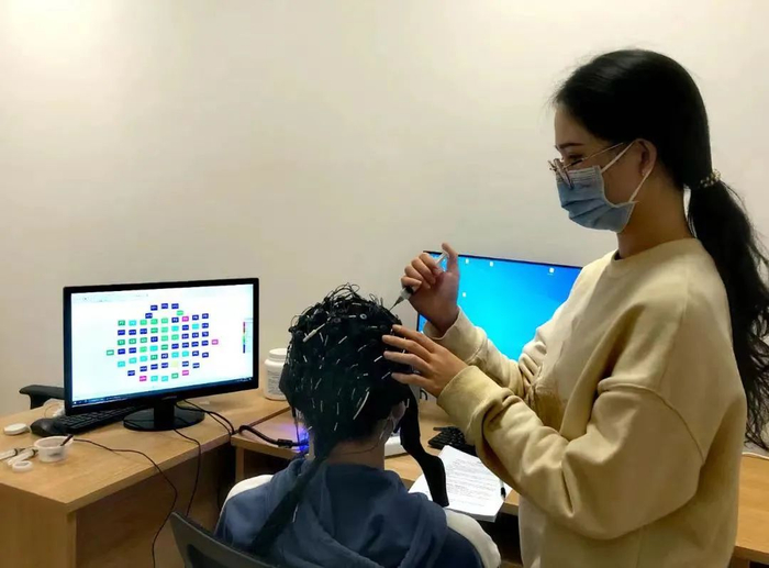 孙艺玮为被试同学注射导电膏