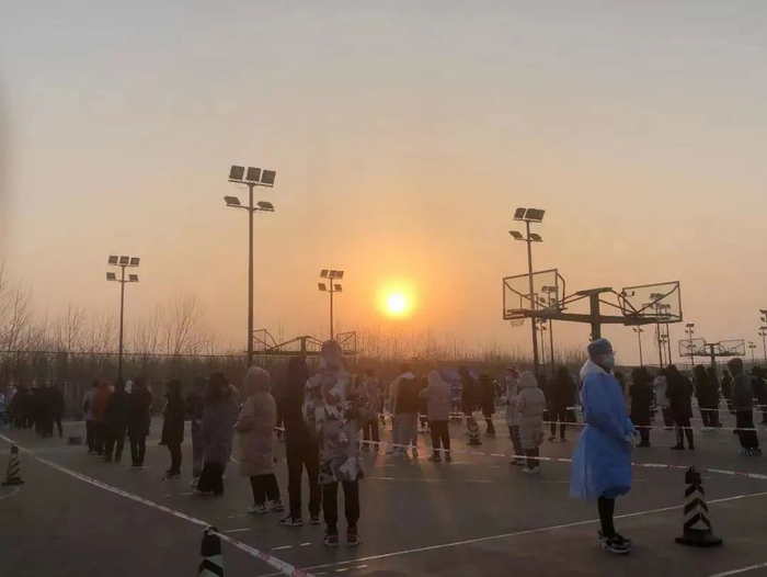 1月15日早晨北洋园第五轮核酸检测现场