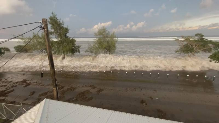 ↑火山爆发后，汤加检测到海啸出现。