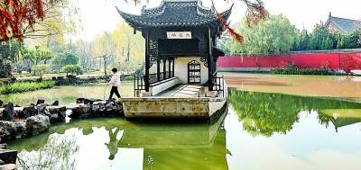 游客在淮安清晏园内游玩 赵启瑞摄/光明图片