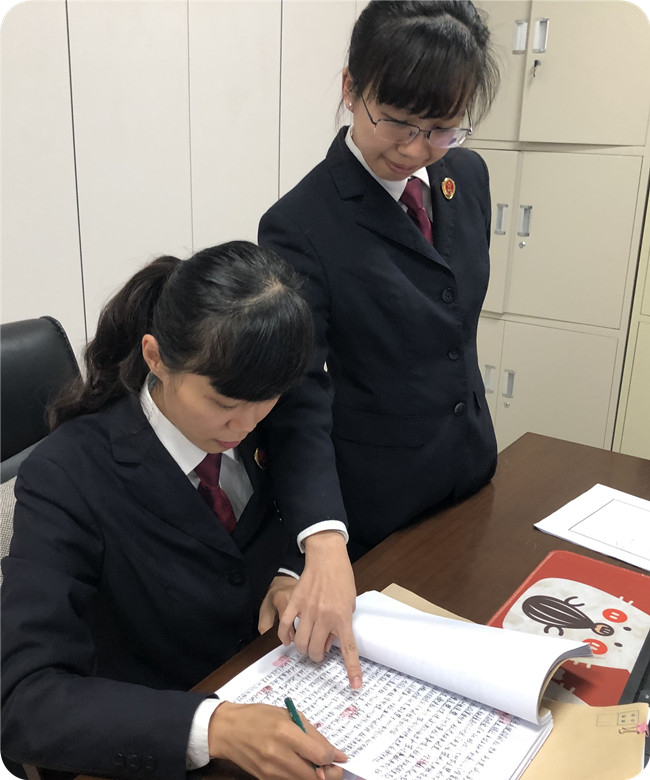 城中：检察官在讨论案件情况