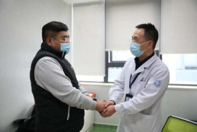 孙先生当场感谢钭金法主任。视频截图