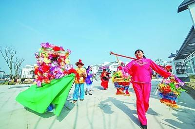 金湖县吕良镇湖畔旺屯集中居住点的村民们 淮安市文化广电和旅游局供图