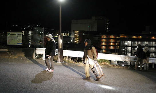 日本岩手县釜石的居民在海啸预警发布后撤离到高地。新华社/路透
