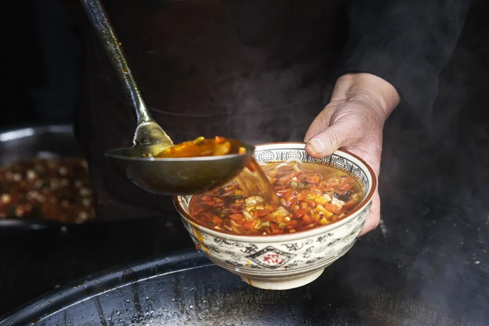 陕西美食众多上图为臊子面，下图为羊肉泡馍