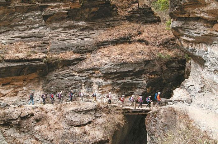 徒步爱好者穿越横断山国家森林步道，欣赏自然荒野之美 彭建生摄