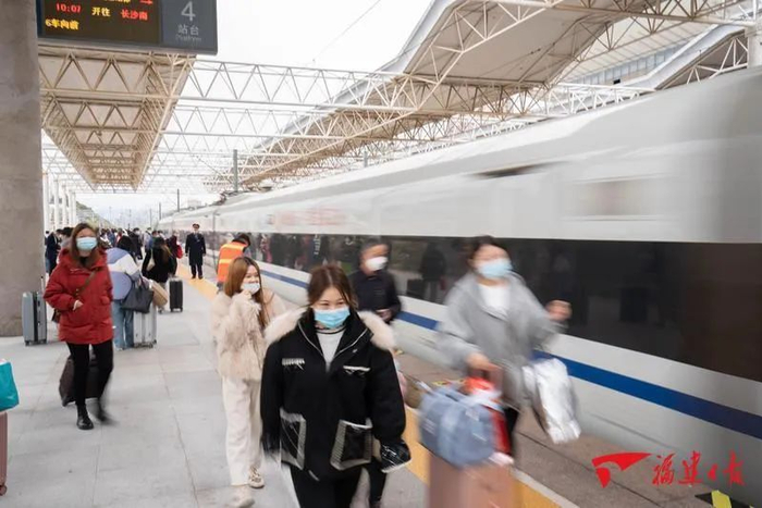 莆田火车站，等待上车的旅客。福建日报记者王毅/摄