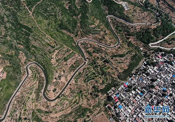 红旗渠总干渠从一座村庄旁绕过