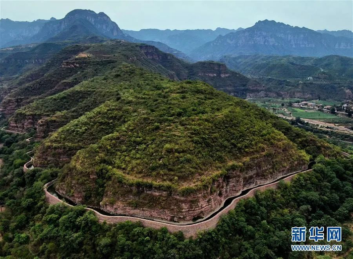 蜿蜒穿行于太行山间的红旗渠总干渠