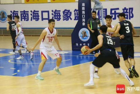 　　江苏苏科雄狮队和海南海口海象队（白色）进行精彩热身赛。 记者陈望 摄