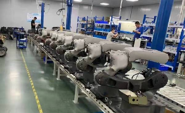 技术人员在车间组装工业机器人。（芜湖藦卡机器人科技有限公司供图）