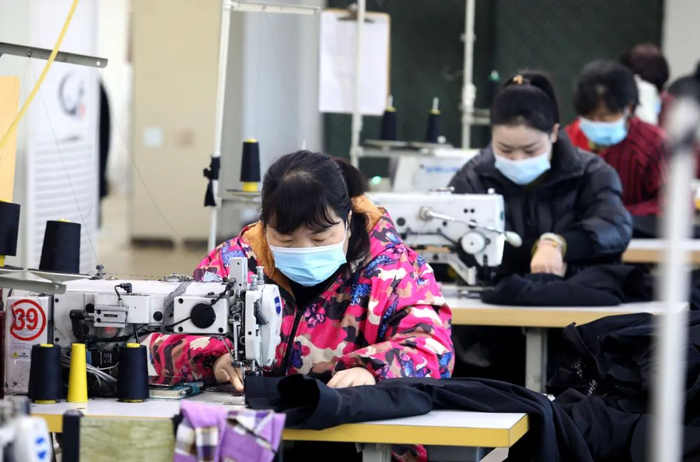 河北石家庄的一个服装加工车间。梁子栋摄（中经视觉）