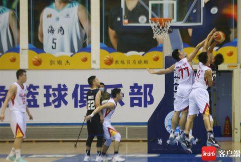 　　江苏苏科雄狮队和海南海口海象队（白色）进行精彩热身赛。 记者陈望 摄