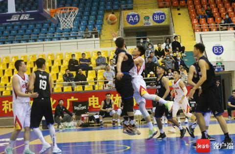 　　江苏苏科雄狮队和海南海口海象队（白色）进行精彩热身赛。 记者陈望 摄