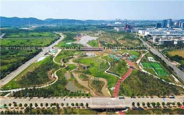 ▲ 自南向北的光谷生态大走廊筑起武汉东湖高新区生态纵轴  摄影：毛翔春