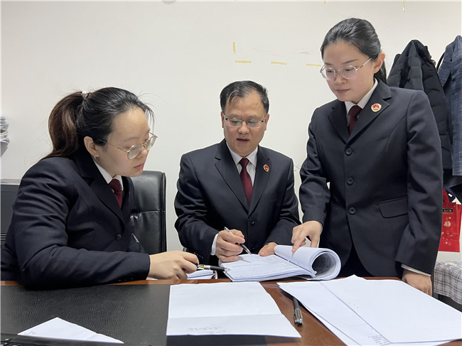 办案人员在讨论案情