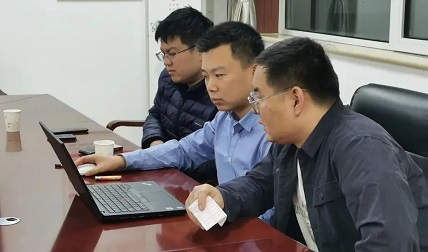 办案人员分析涉案房产信息。